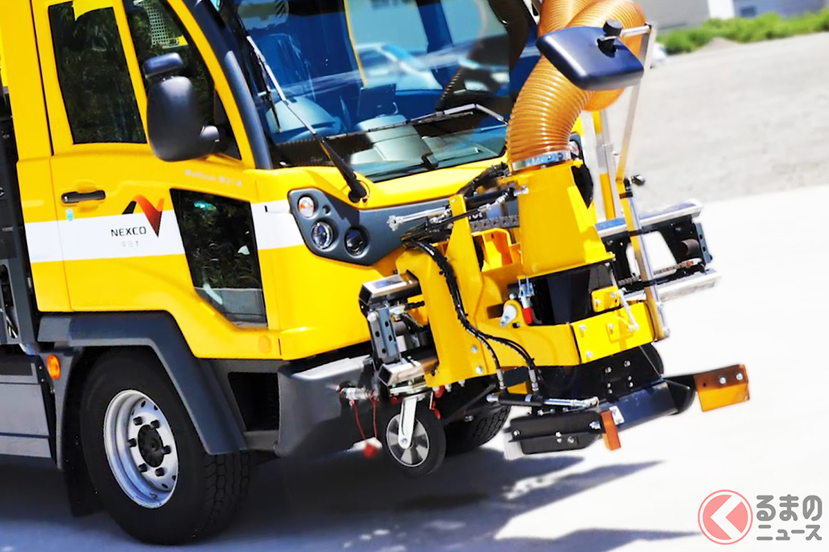 大人のインドゾウ(全長5.5m-6.5m)よりもデカイ!世界で1台の新型「路面清掃車」! 現在は試行導入中となる(画像提供:NEXCO中日本)