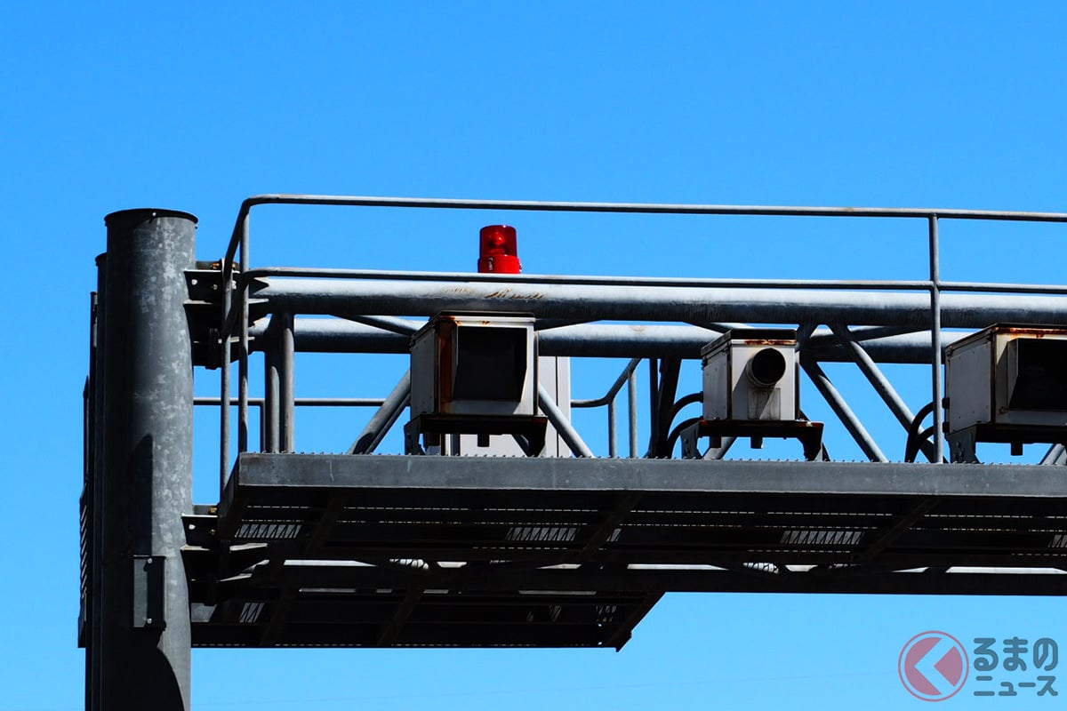 オービスが光ると周りが赤くなるというが…なぜ強烈な光でアピールするのか