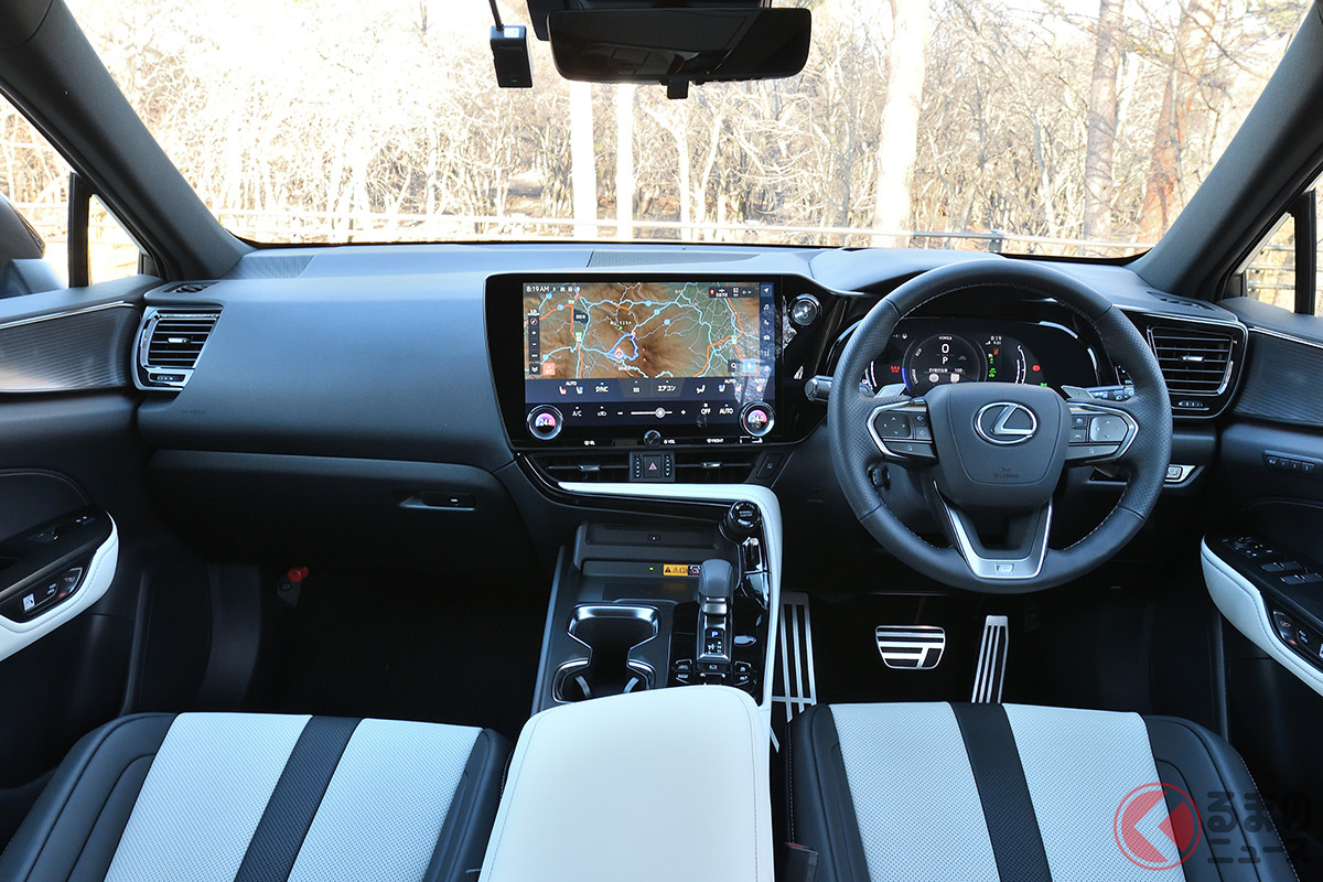 新型NXのインテリアは先進感はあるものの、初代にあったプレミアム感や上質さは薄れた印象を受ける