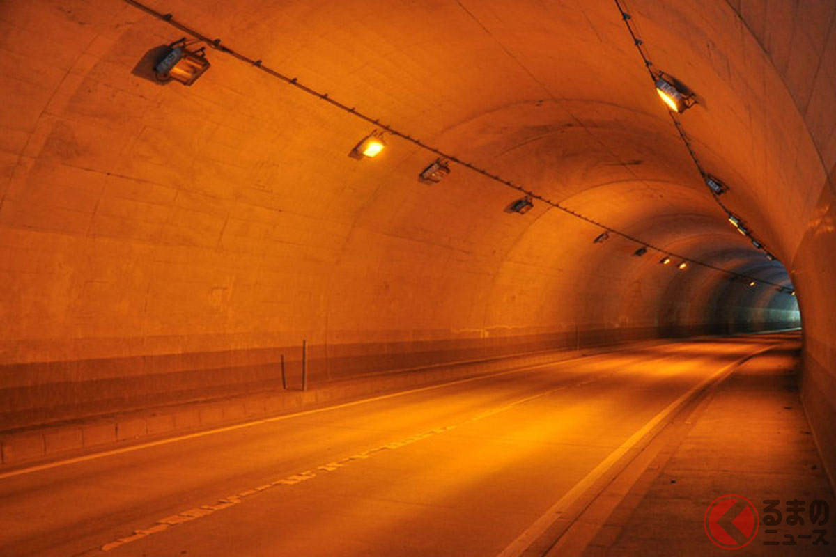 トンネル内部を照らすオレンジ色の照明
