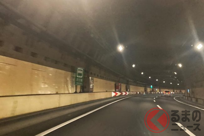 首都高トンネル内で鉄道案内は何のため ピンクバス看板設置の意味とは くるまのニュース