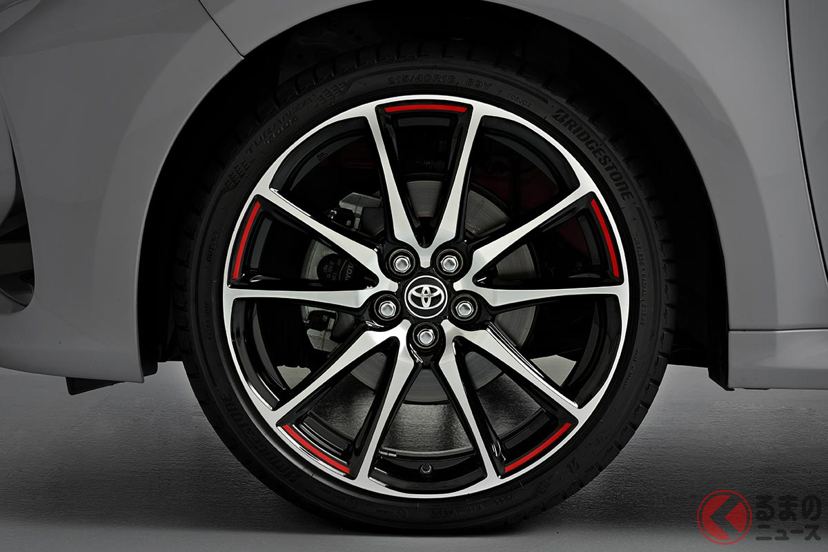 レッドアクセントがプラスされた専用の18インチアルミホイール