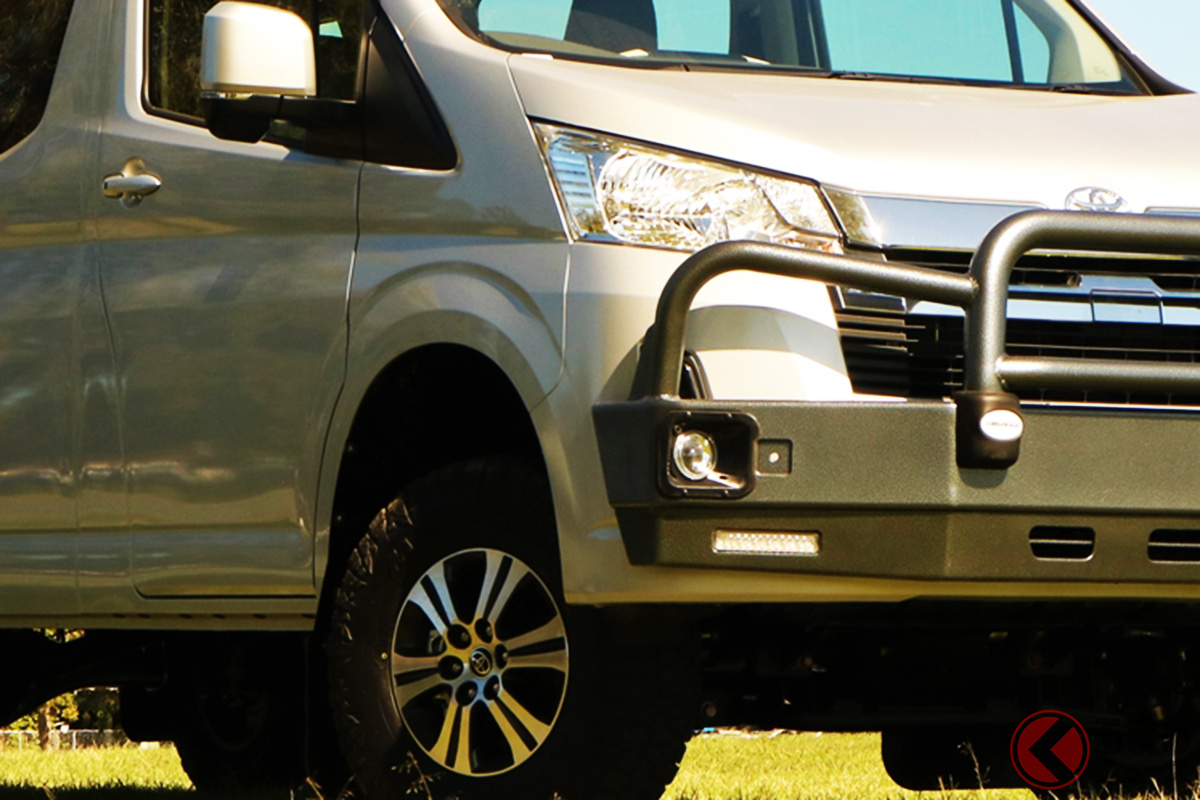 オーストラリアのバス4×4が制作した4WD仕様のハイエース(海外仕様)