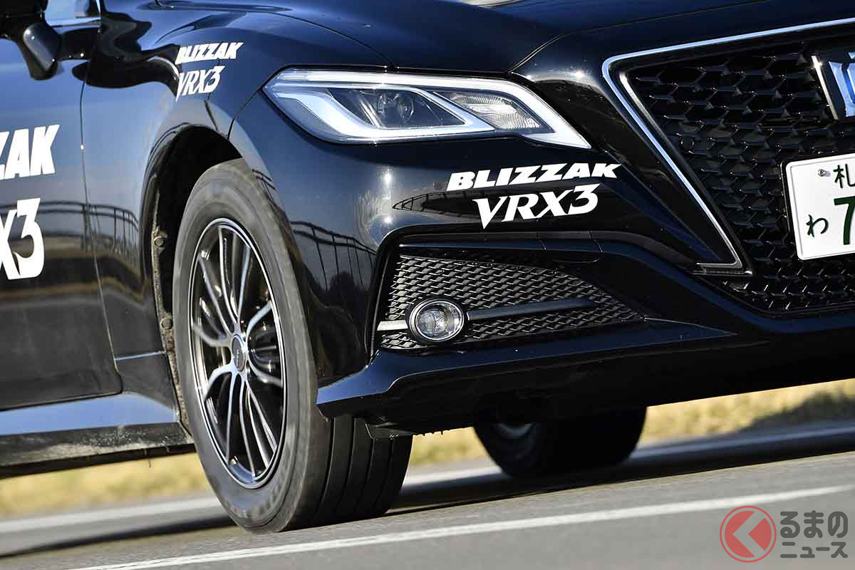 ブリヂストンの新スタッドレスタイヤ「ブリザックVRX3」を履いたトヨタ「クラウン」でドライ路面を走行
