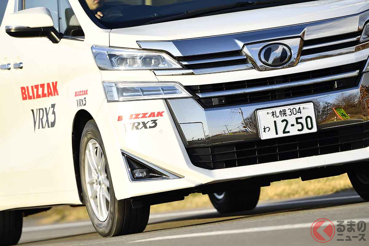 ブリヂストンの新スタッドレスタイヤ「ブリザックVRX3」を履いたトヨタ「ヴェルファイア」でドライ路面を走行