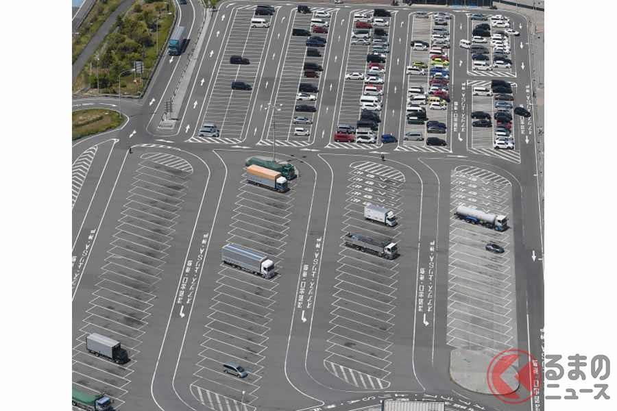 大型車駐車場は斜めタイプ、普通車駐車場が従来のタイプと併設されている場所もある
