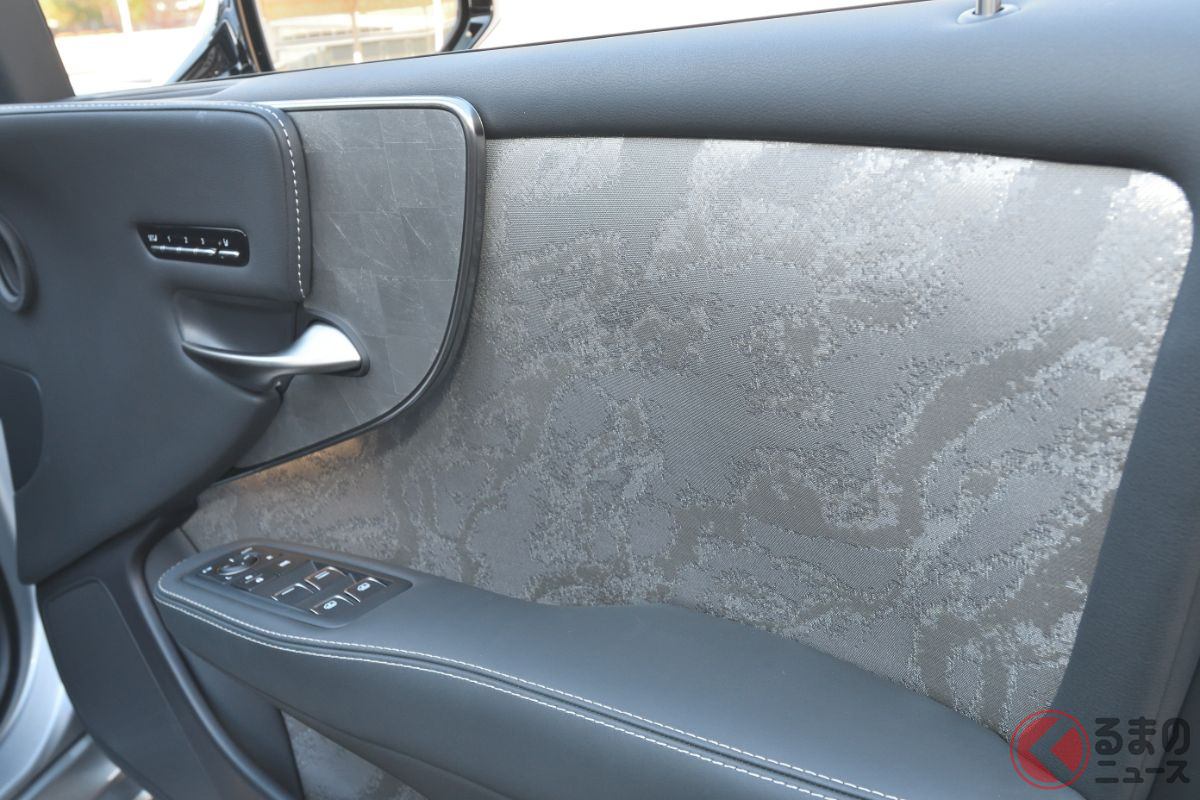 美しき日本の伝統文化をアートへと革新した 「プラチナ箔&西陣」を採用