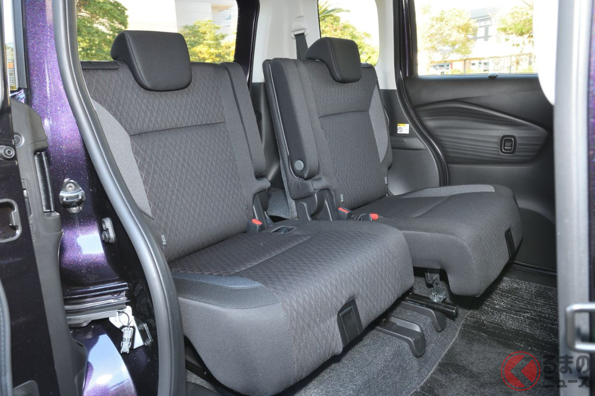 スズキ「ソリオ」の後席は左右それぞれ独立して前後スライドしたりリクライニングすることもできます