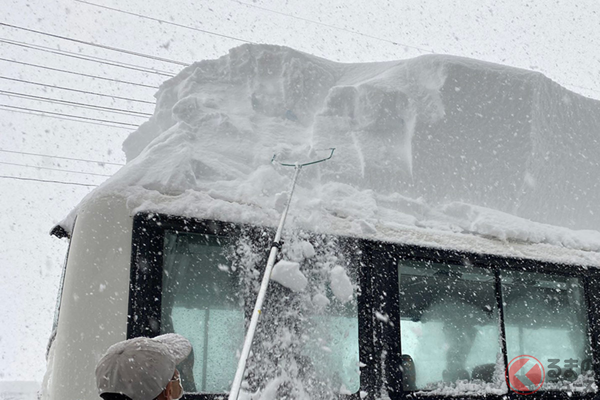 積雪二階建てバス現る 放置は 雪爆弾 の危険も 雪乗せ車の対処法とは くるまのニュース 積雪二階建てバス現る 放置は 雪爆弾 の危険も 雪乗せ車の対処法とは くるまのニュース