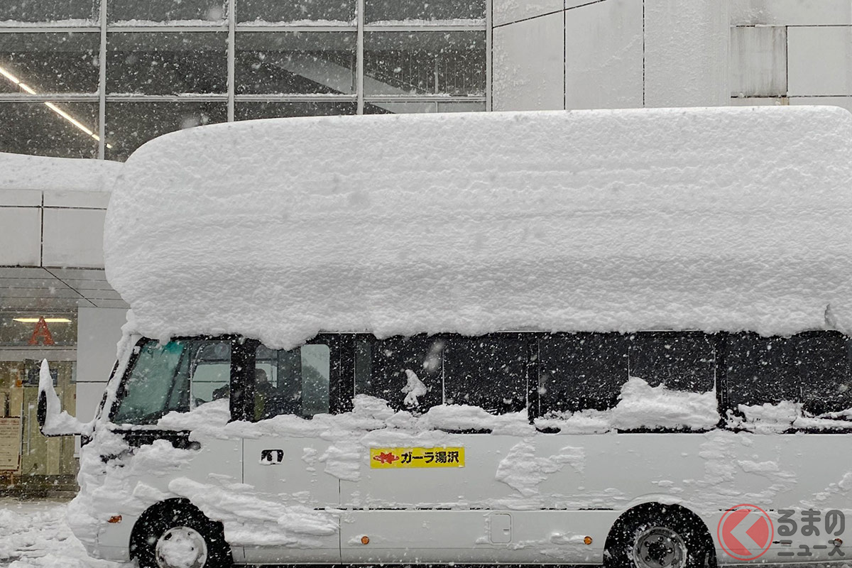 まるで2階建てバスのようにルーフに大量の雪が積もった状態。（画像：ガーラ湯沢スノーリゾート）
