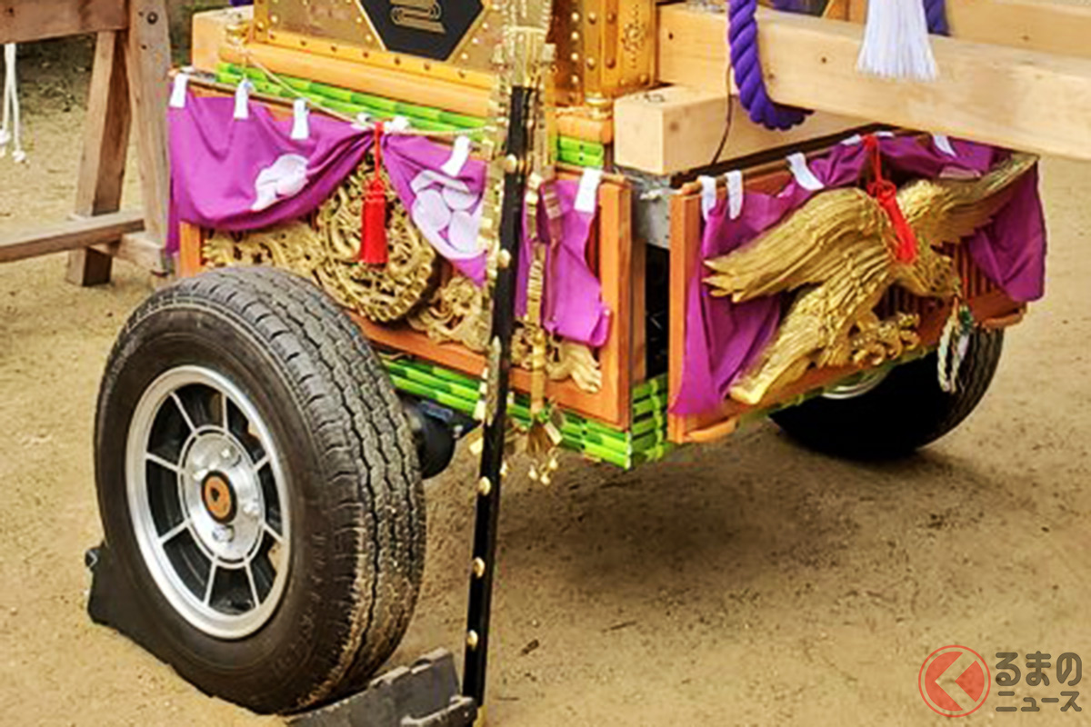意外にマッチする!? クルマのタイヤ&ホイールを装着した特製の神輿(写真提供:神輿製作者)
