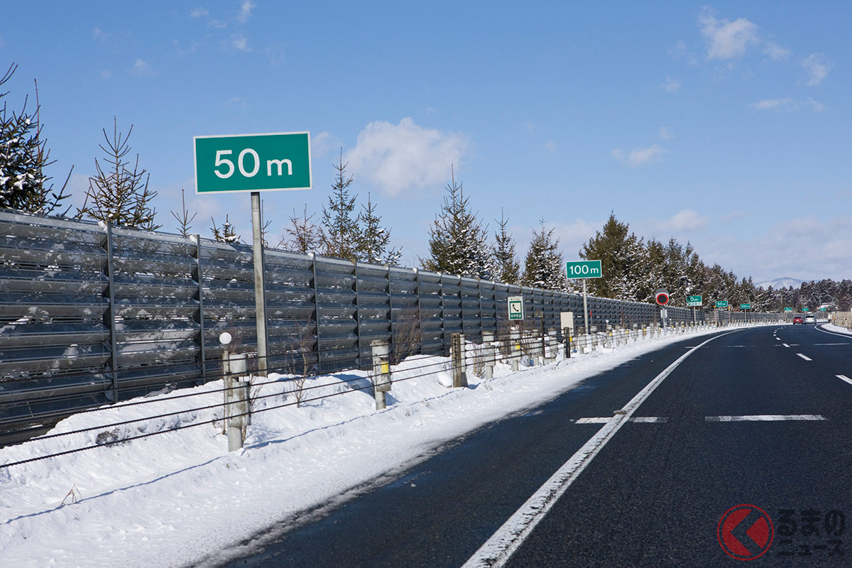 積雪地域では、路肩に横なぐりの雪対策としての柵を設置している。（画像：NEXCO東日本）