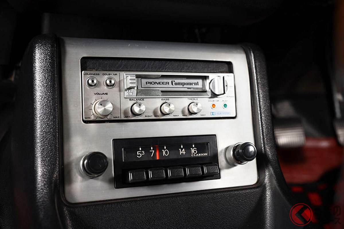 1973年式の「スカイライン 2000 GT-R（KPGC110）」には、ラジオとカセットデッキが装備されていた