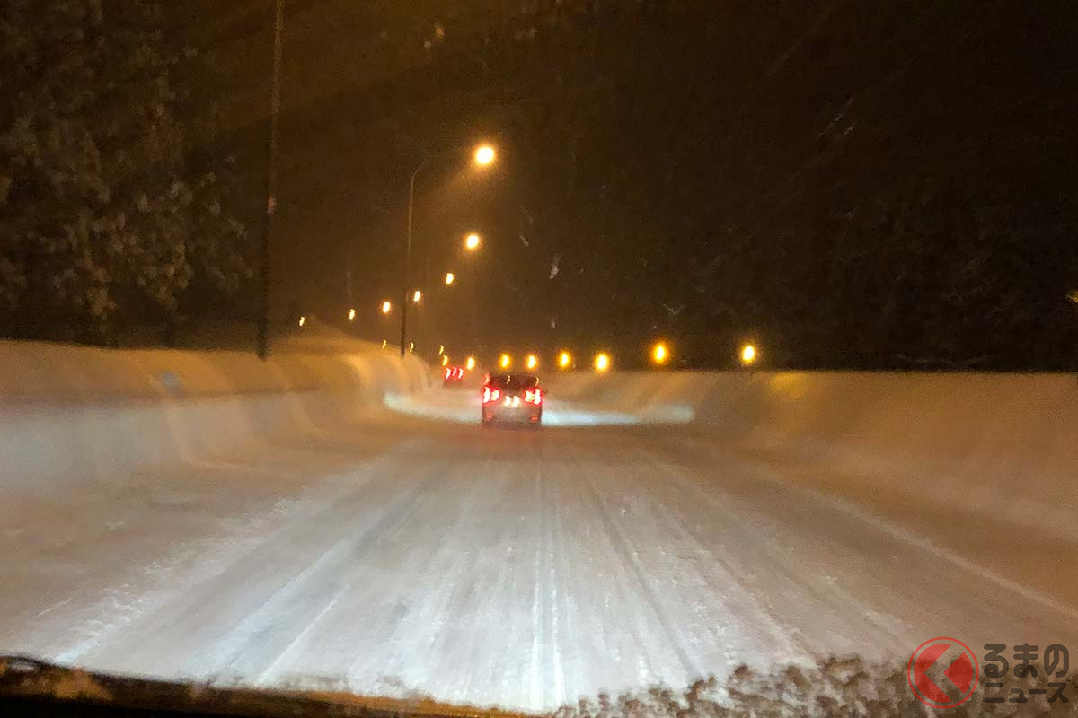 積雪時は必ず冬用タイヤの装着を(イメージ)