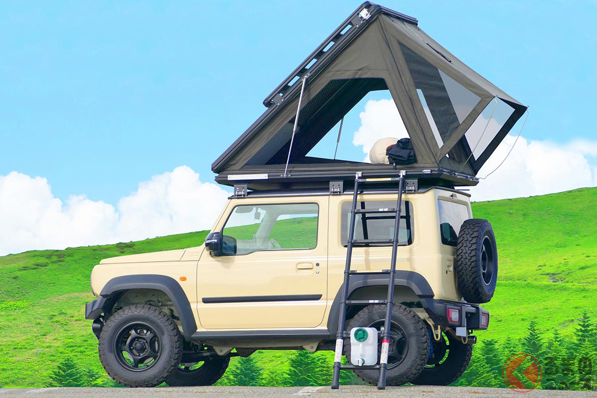 ポップアップテントを備えて屋根の上で車中泊できる