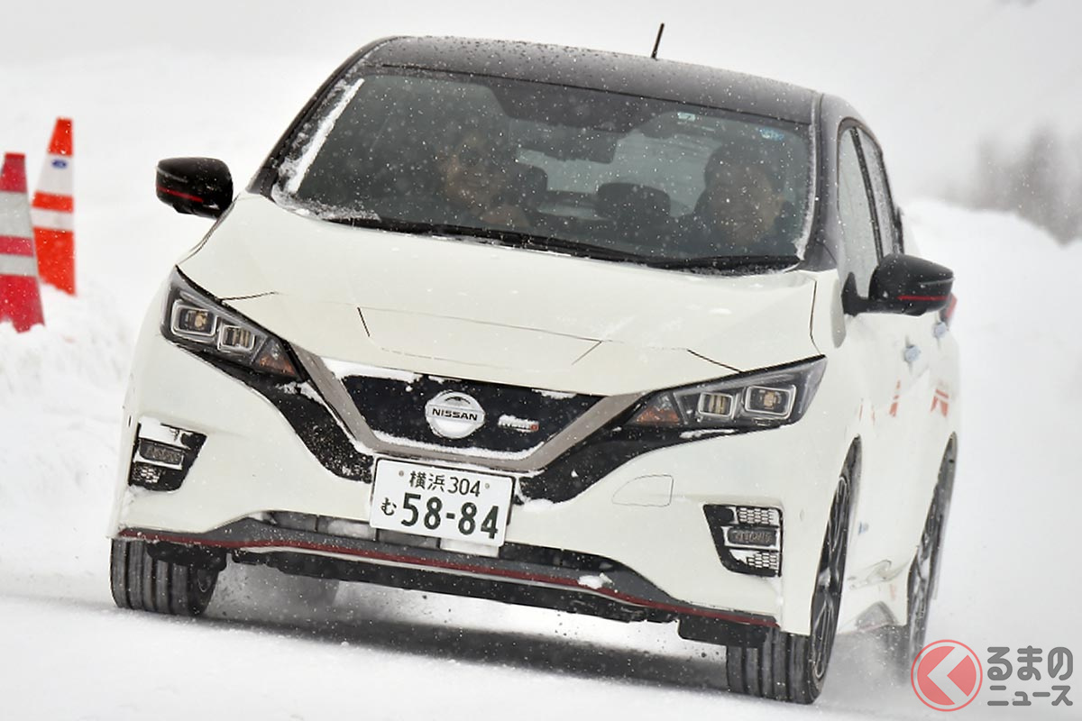 雪上を走行する日産「リーフ」