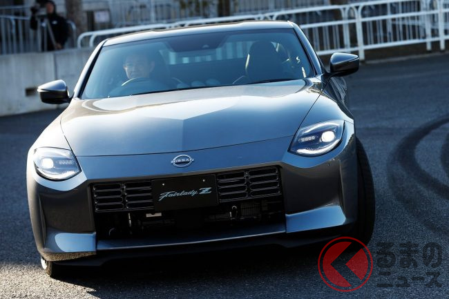 日産 新型 フェアレディz 白煙モクモク走行を初公開 新生 Z 渾身のスピンターンをお披露目 くるまのニュース