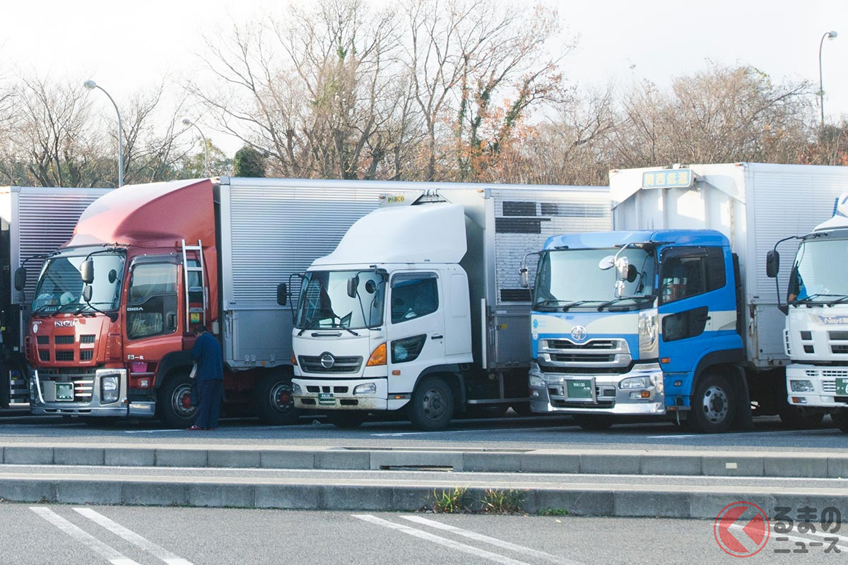 高速道路のサービスエリアに駐車する大型トラック