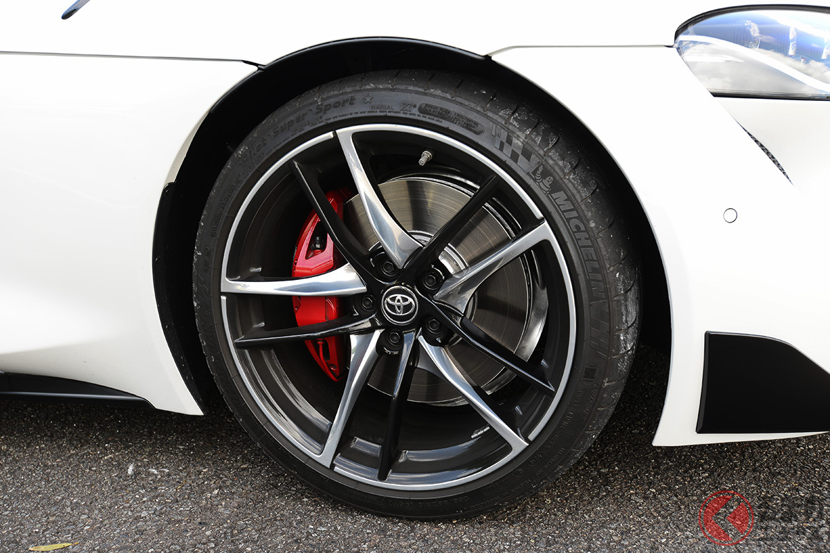 前後異サイズのタイヤを採用するトヨタ「スープラ」