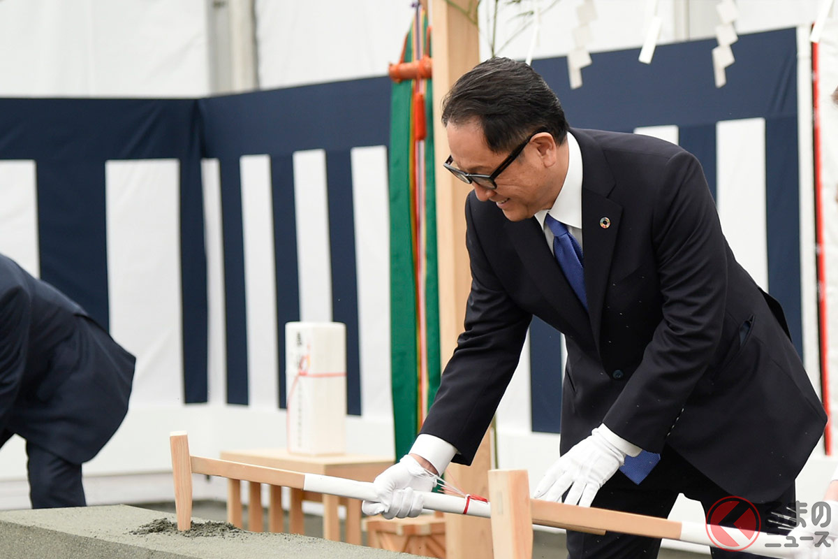 2021年2月23日におこなわれた地鎮祭にて、トヨタの豊田章男社長が鍬を入れた様子。
