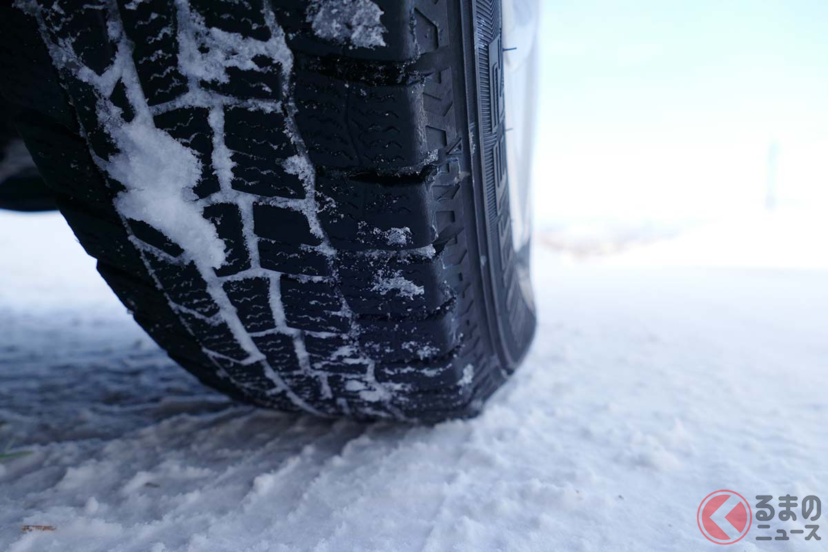 雪道やアイスバーンで走れるようにスタッドレスタイヤは柔らかいゴムが使われている
