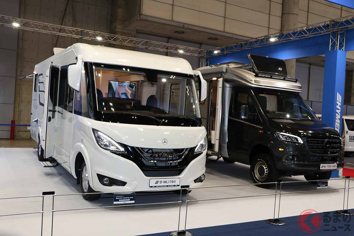 メルセデス・ベンツをベースにしたキャンピングカー、「ハイマー B-MLI780」(手前)