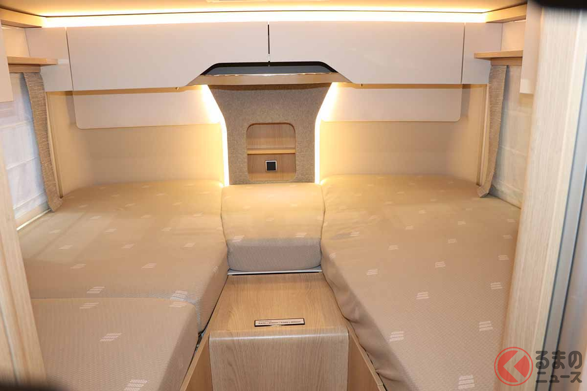 メルセデス・ベンツをベースにしたキャンピングカー、「ハイマー B-MLI780」の広いベッドルーム。いつかはここで寝てみたい。。