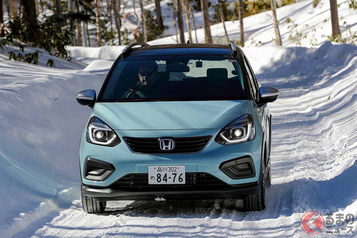 ホンダ「フィット e:HEV」4WDで雪道を走行
