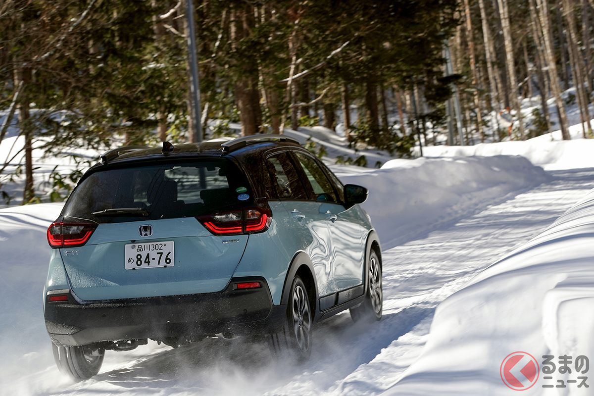 ホンダ「フィット e:HEV」4WDで雪道を走行