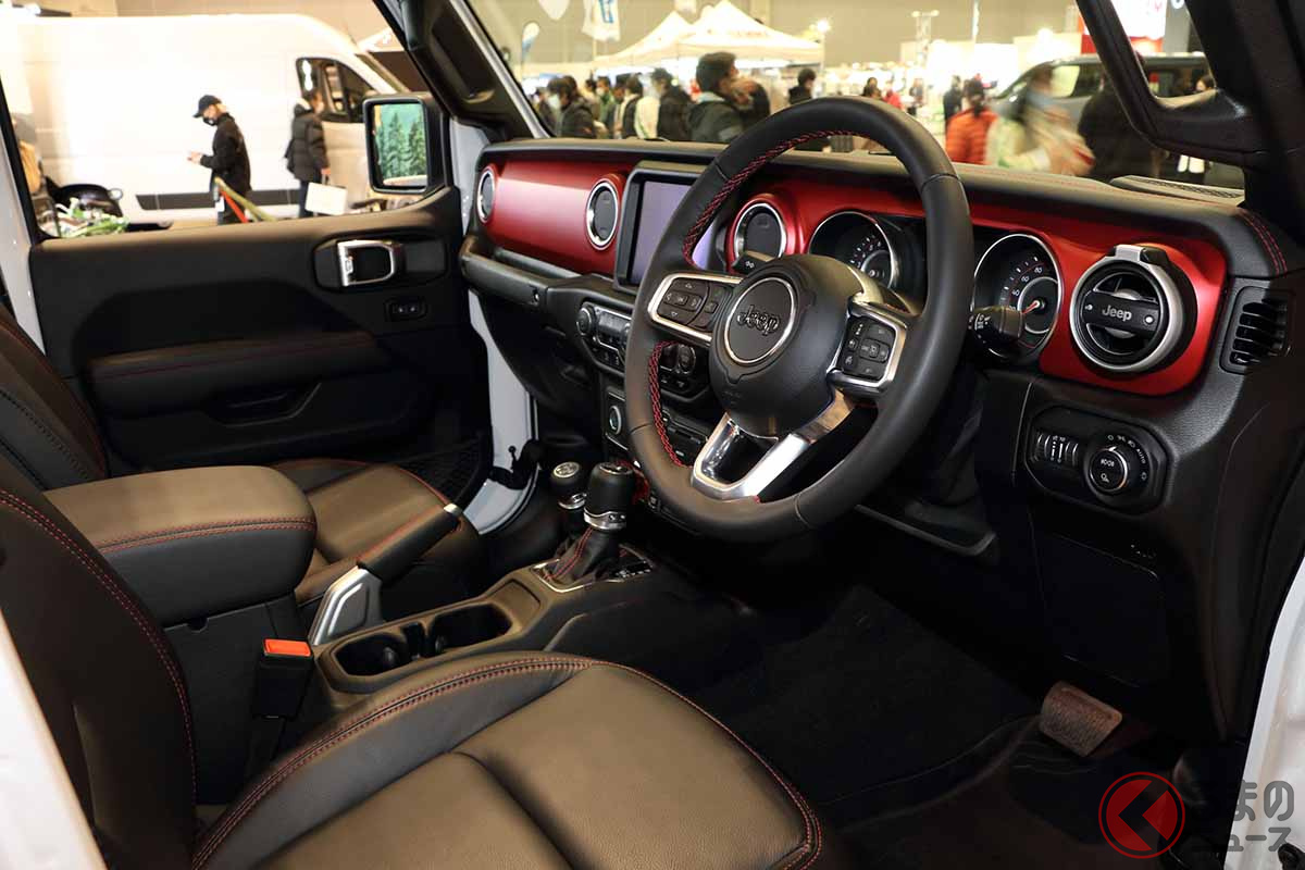 ジープ「グラディエーター」のインテリア。日本仕様は右ハンドルになる