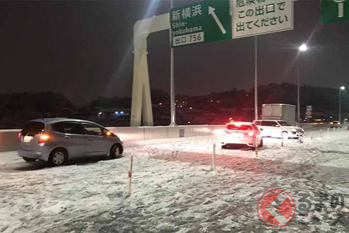 首都高横浜北線で起きた冬タイヤやチェーン未装着車両による立ち往生（2022年1月、画像：国土交通省）