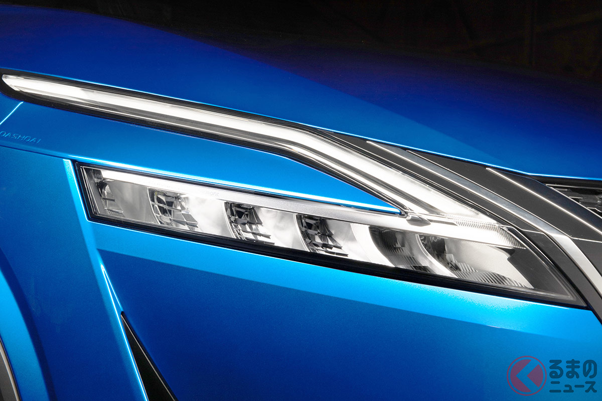 公開されたティザー画像。新型「キャシュカイ」がイケメンルックなヘッドライトを採用しているのが分かる。