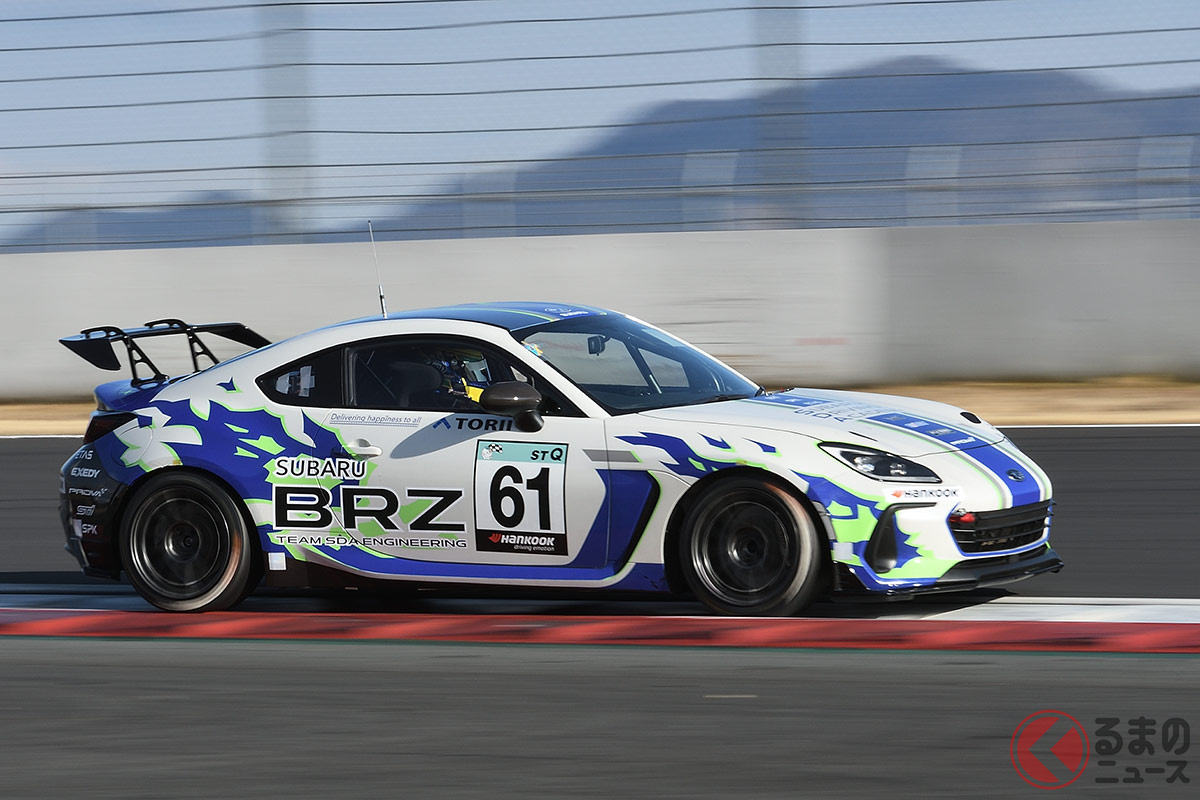 モータースポーツに参戦するマシンには欠かせない「GTウイング」(画像:スーパー耐久シリーズに参戦するスバル「SUBARU BRZ」)