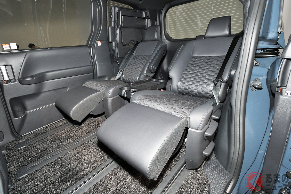 快適すぎる新型「ノア/ヴォクシー」の2列目キャプテンシート。オットマン&シートヒーターでアルファードの最上級仕様並みに!