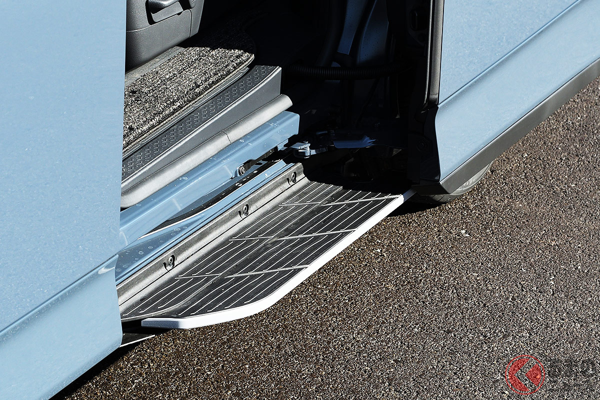 こりゃスゴイ! パワースライドドアの開閉に合わせてステップがせり出てくるからくりタイプの「ユニバーサルステップ」