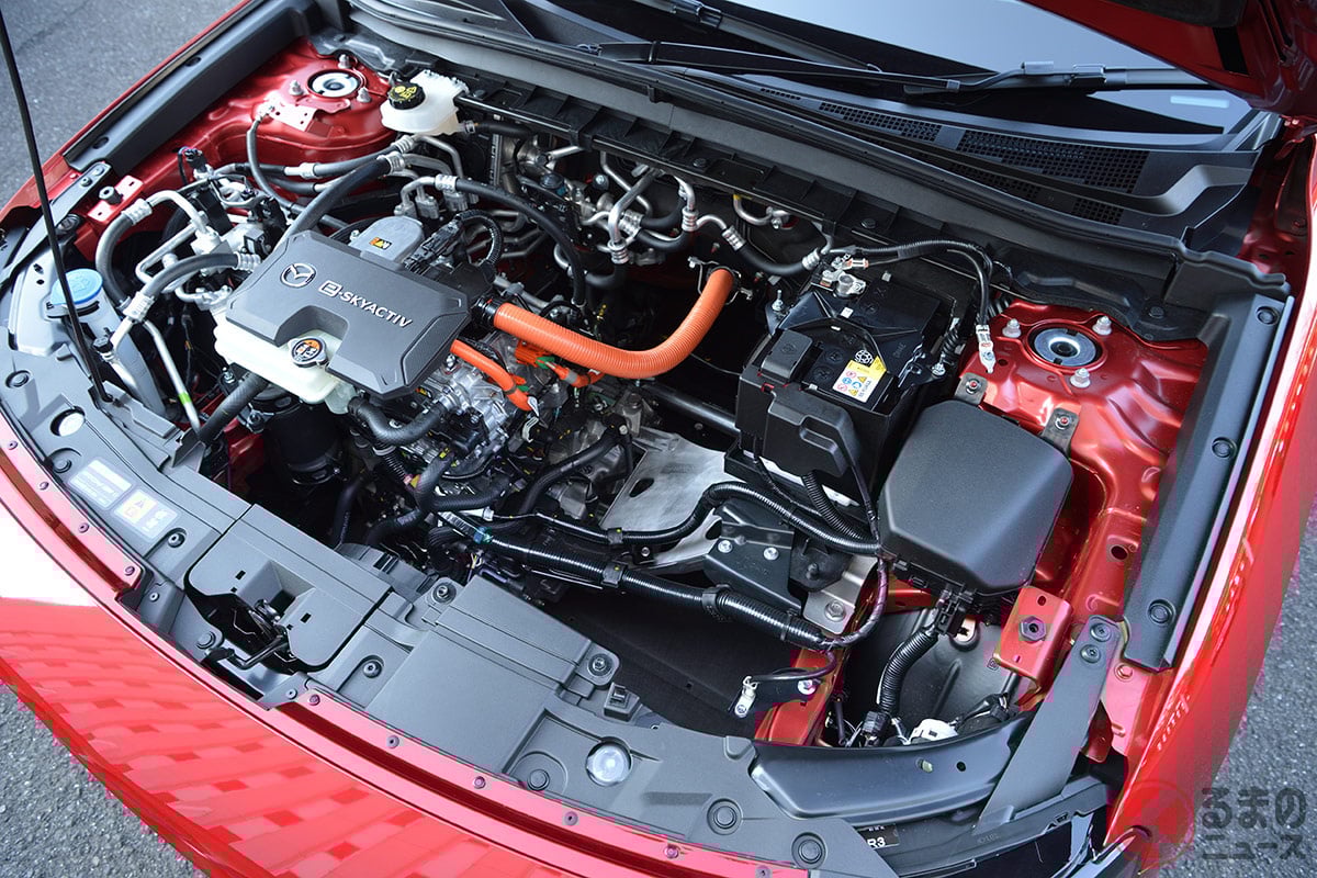 ガソリン仕様ではエンジンがある場所は、スペースがたくさん! そのため、フロントが軽い!