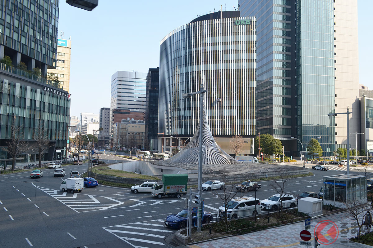 名古屋駅の北口前にある巨大なオブジェ「飛翔」を中心としたロータリー交差点
