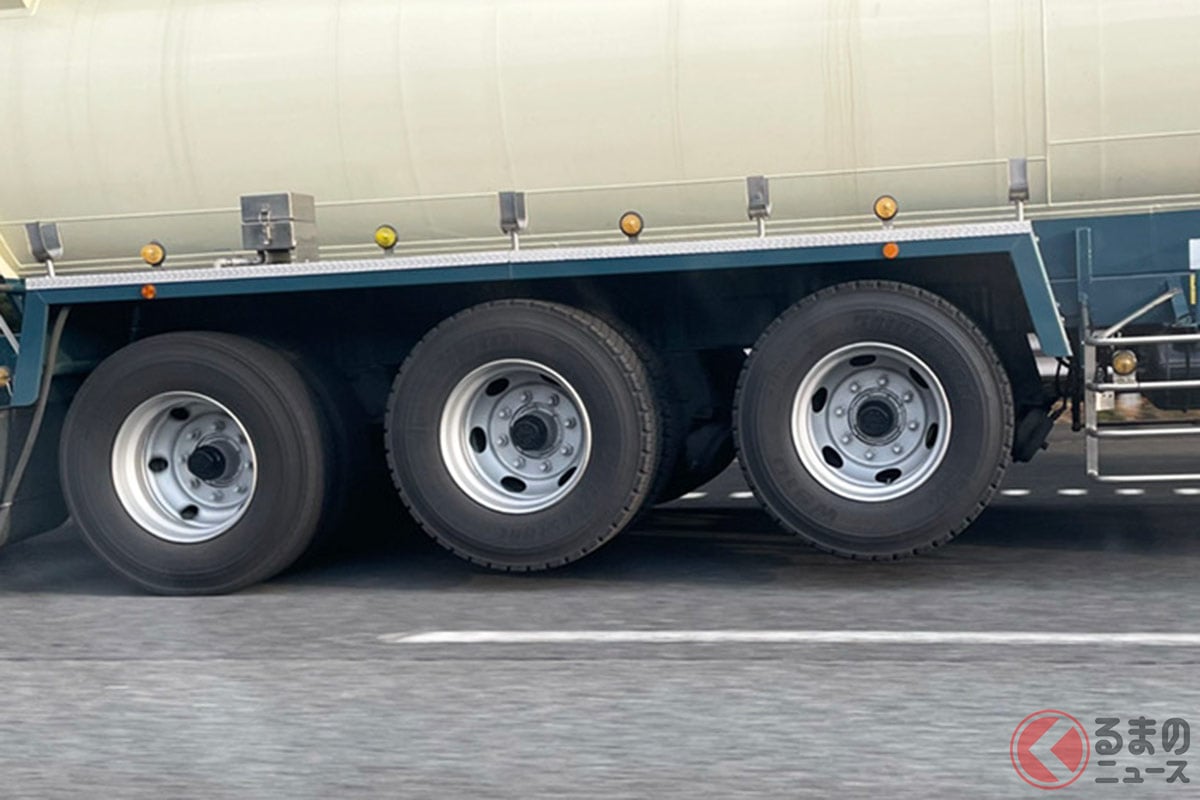 リフトアクスル機能によってタイヤを1軸上げることで、さまざまなメリットが生まれる