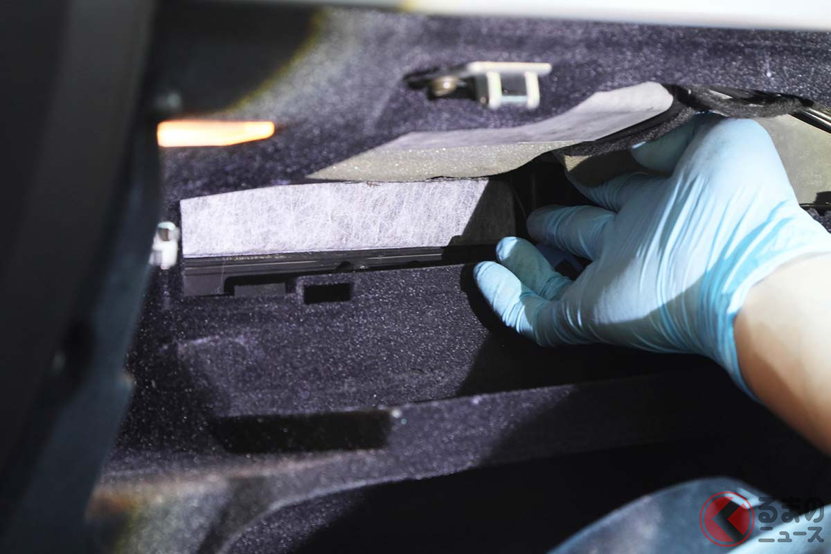 グローブボックス奥にエアコンフィルターが配置されている