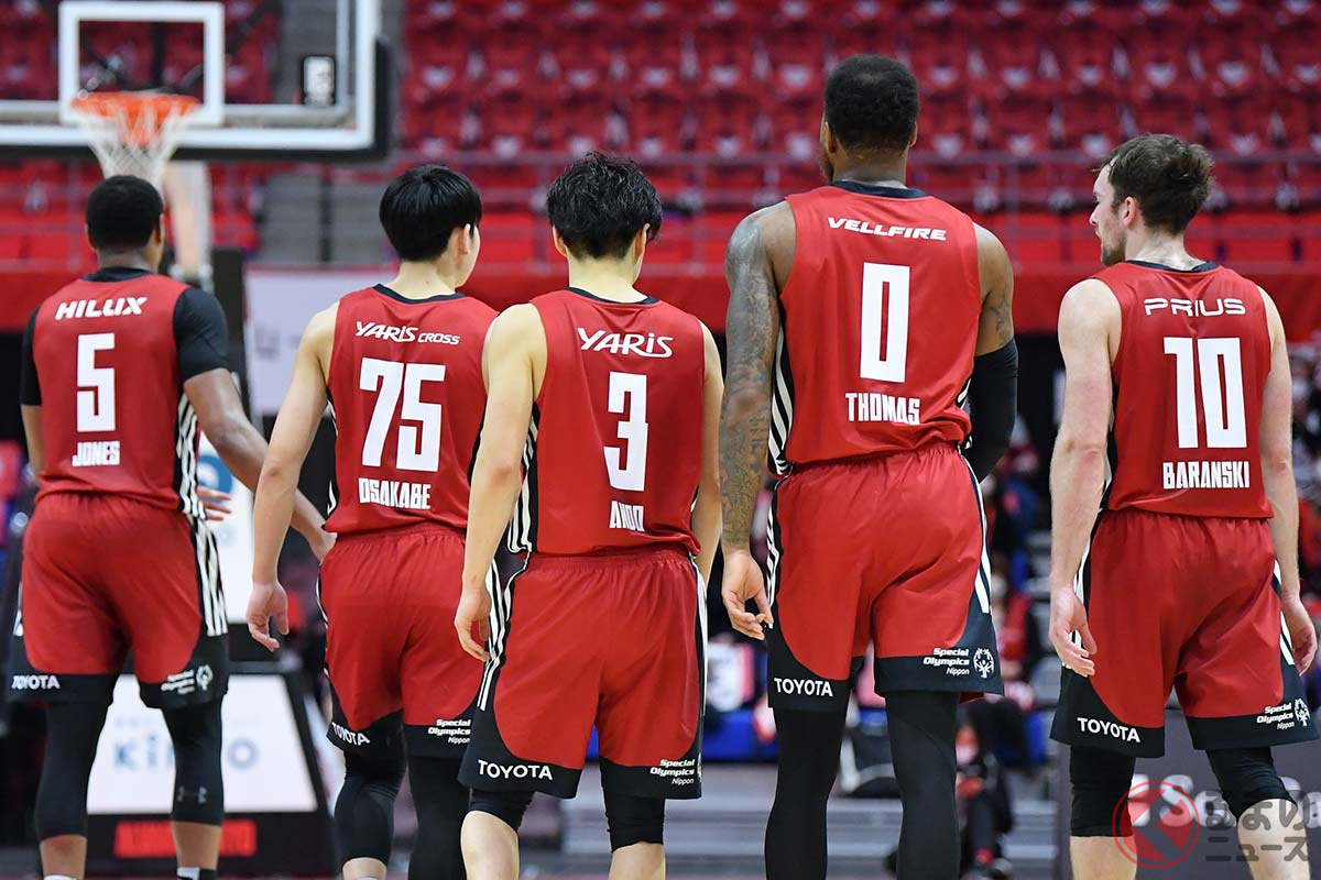 ヤリスやヴェルファイアなど、アルバルク東京のユニフォームはトヨタ車名入り(写真提供:アルバルク東京)