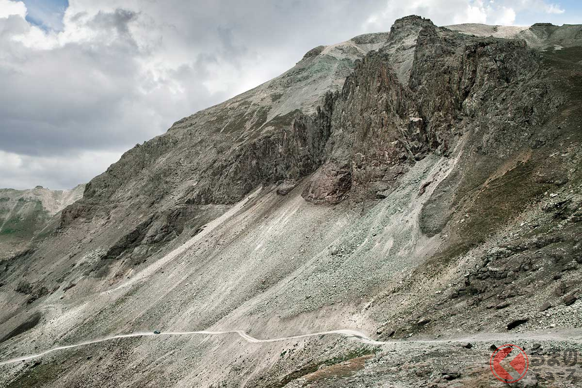 荒れた岩山を走るスバルの新モデルが見えますか?