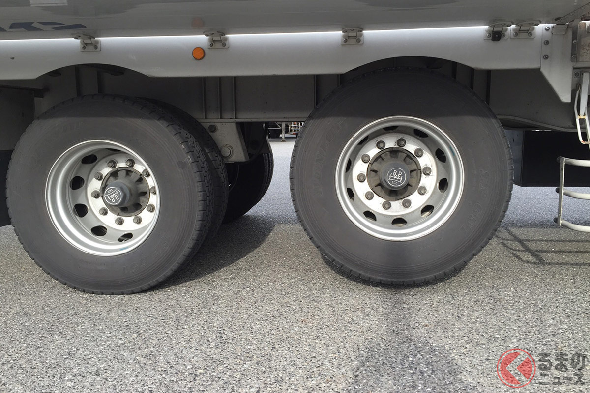 リフトアクスル機能によってタイヤを上げることで、さまざまなメリットが生まれる