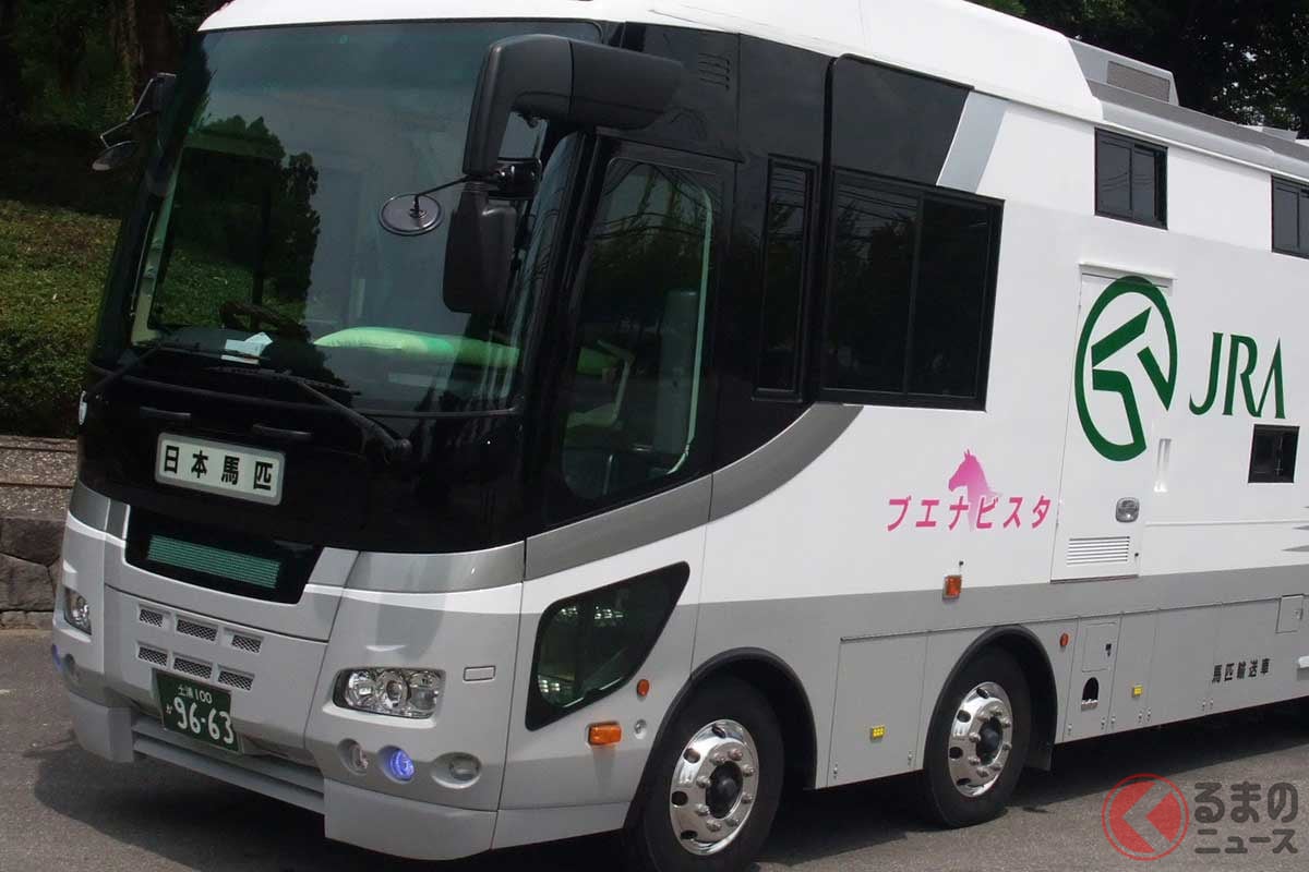 競走馬輸送中 超vipな競走馬を乗せて走る 馬運車 の正体とは くるまのニュース 競走馬輸送中 超vipな競走馬を乗せて走る 馬運車 の正体とは くるまのニュース