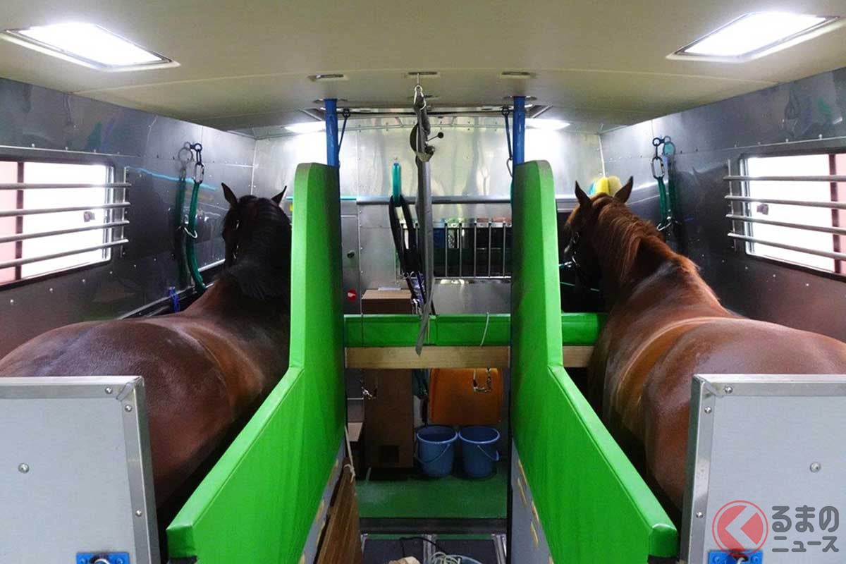 暑さに弱い馬のため、強力なエアコンを完備した馬房（画像提供：日本馬匹輸送自動車株式会社）