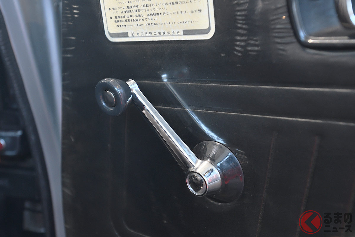 ひと昔前まで、クルクルと手動で回すタイプのウインドウが主流だった(画像:ホンダ初代「シビック」)