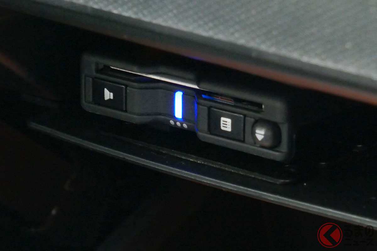 カード挿入口に「●●●」という3つの印があるETC2.0車載器