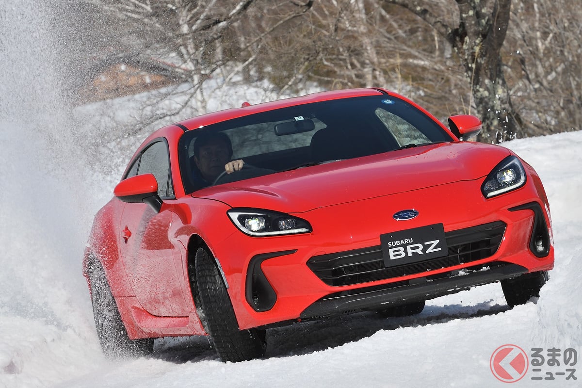 雪を舞い上げながら走るスバル新型「BRZ」