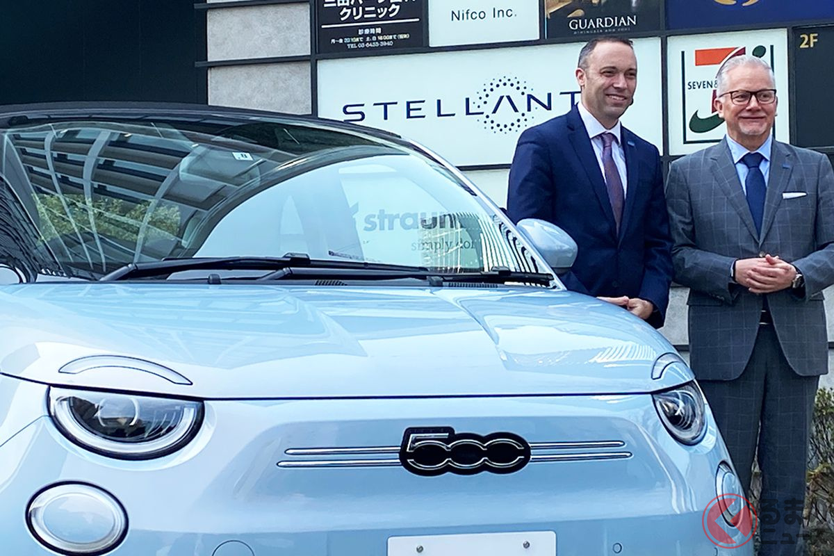 2022年に日本導入されるフィアットのEV「500e」とステランティスジャパン社長兼CEOのポンタス・ヘグストロム氏(右)
