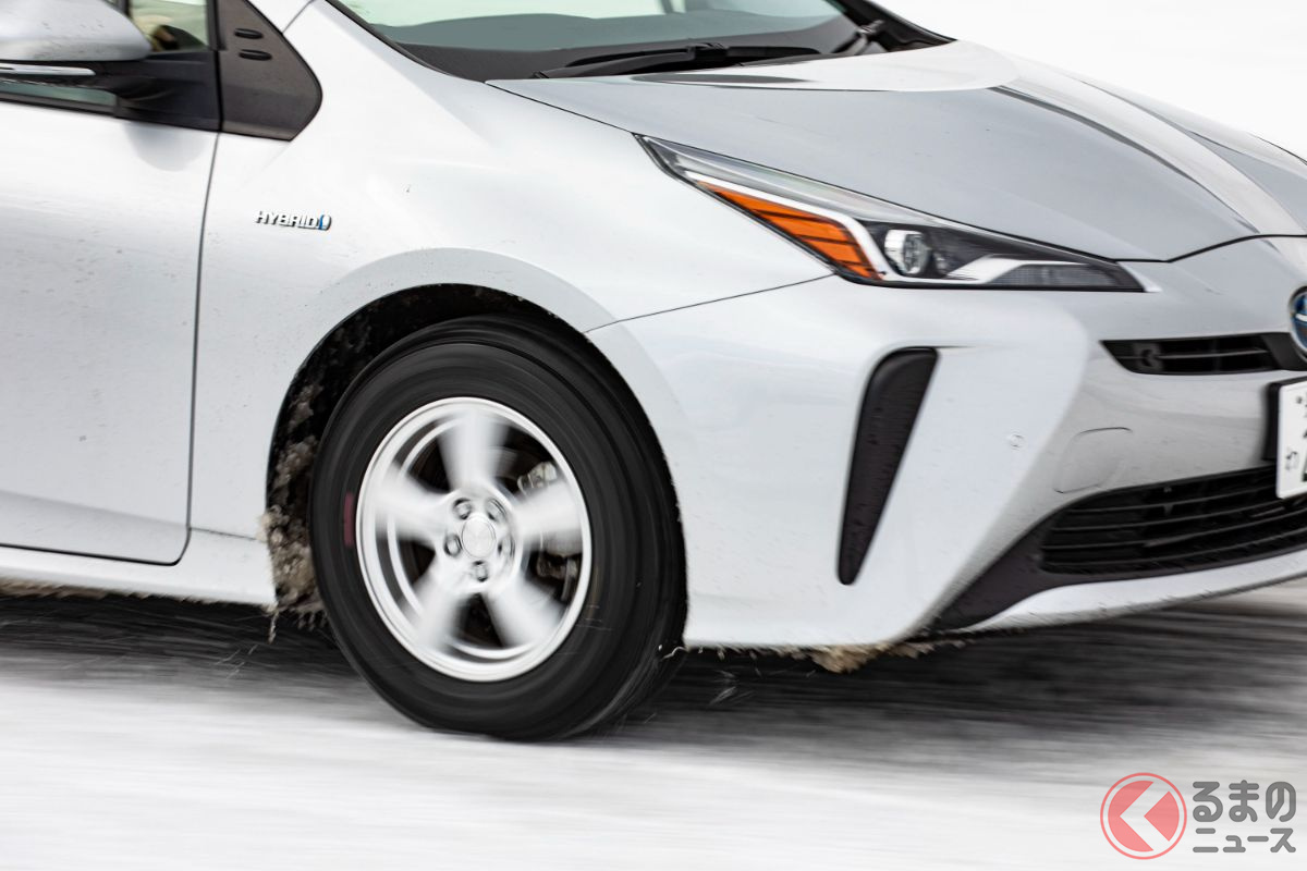 ダンロップ「オールシーズンMAXX AS1」を装着したトヨタ「プリウス」で雪道を走行