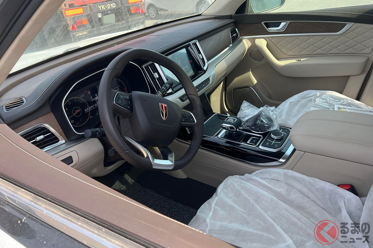 日本初上陸となった紅旗「HS7」 コンテナから降ろされる様子(写真提供:加藤ヒロト)